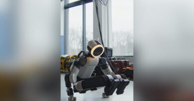 Hyundai Unveils Atlas Robot Handstanding